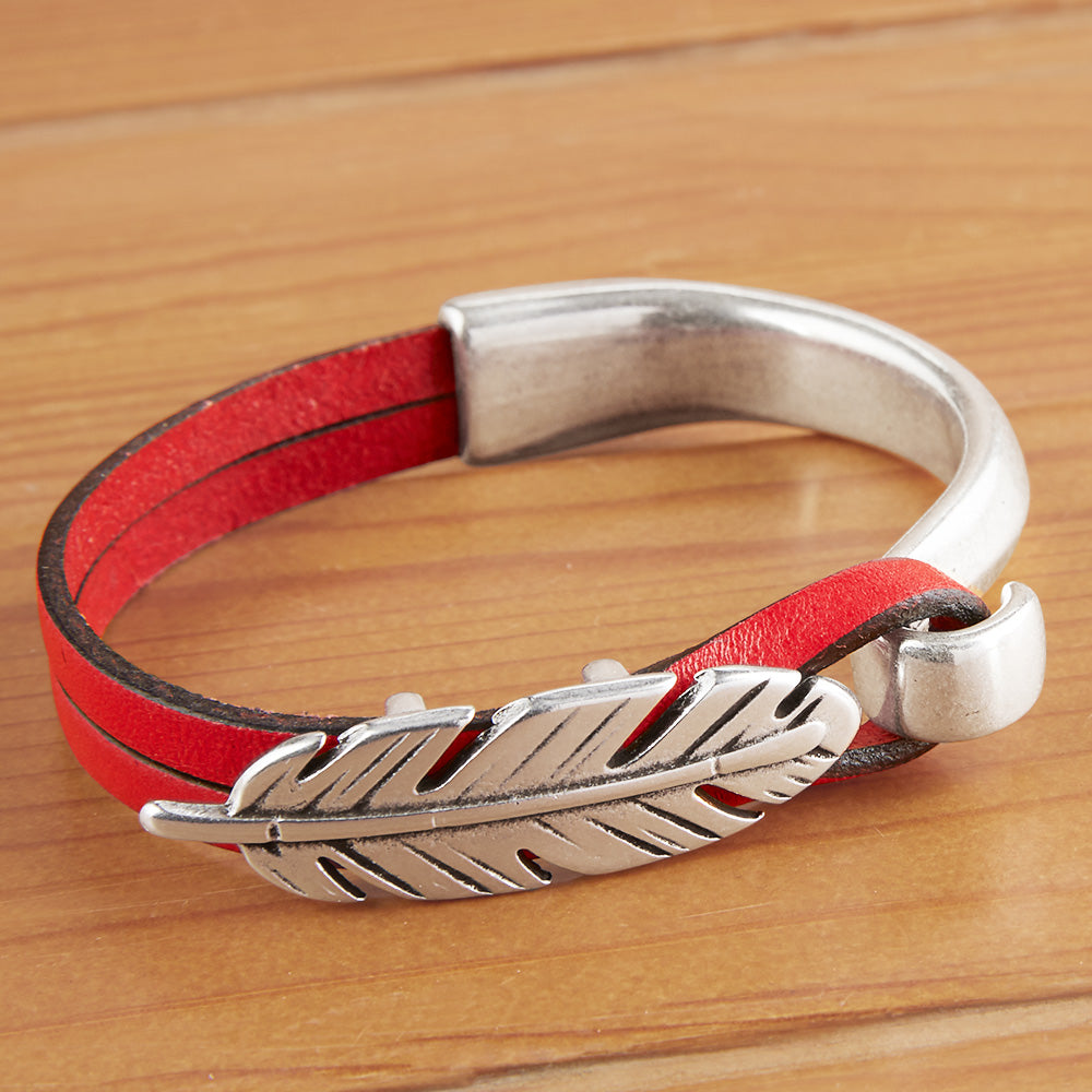 Stylish Feather Bracelets for a Boho-Chic Look